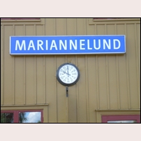 Mariannelund station den 26 augusti 2013. En snygg namnskylt och ett ännu snyggare stationsur förskönar stationsbyggnaden, men det vore ännu bättre om inte klockan stod still.  Foto: Jöran Johansson. 