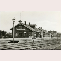 Katrineholm station. Bild från Järnvägsmuseet som uppger att den är tagen 1875, men om uppgiften om stationsnamnets stavning med C eller K stämmer kan bilden inte vara äldre än från 1896. Foto: Okänd. 
