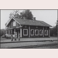 Edebäck station 1948. Järnvägstrafiken är nedlagd men spåren ligger kvar. Bild från Sveriges Järnvägsmuseum. Foto: Okänd. 