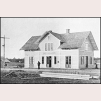 Skillingaryd station, första stationshuset. Byggnaden brann ned den 25 februari 1881.  Foto: Okänd. 