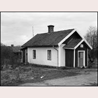 1 Åsen den 20 april 1974. En mycket fin stuga i originalskick, som dock verkar lite övergiven. Foto: Jöran Johansson. 