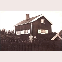 32 Karlslund omkring 1925. På bilden ser banvaktshustrun Ebba Jönsson och sonen Bernt. Bilden kommer från Bernts dotter Britt-Inger Jönsson-Levy. Foto: Okänd. 