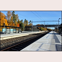 Killebergs nya station den 12 oktober 2013. Den kommer att öppnas för regionaltrafik i december 2013. Som alla nya "stationer" är mysfaktorn begränsad. Men med det vackra vädret och de fina höstfärgerna blev det en fin bild. Foto: Felix Hubertssson. 