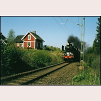 166 Sågbacken 1992. Loket som passerar med ett utflyktståg är A5 1545 med ett förflutet som Kalmar Järnvägars nr 17. Foto: Roland Johansson. 