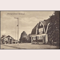 Björkeryd station okänt år. Den här pampiga byggnaden ersatte 1914 den tidigare stationsstugan som flyttades till skiljeväxeln norr om Nättrabyhamn, där sidospåret in till MBlJ-stationen Nättraby vek av från huvudlinjen. Foto: Okänd. 