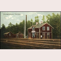 Nykroppa station troligen någon gång i början av 1900-talet. Gamla stationshuset som ersattes av ett nytt sedan Statens Järnvägar tagit över Mora-Vänern 1917. Foto: Okänd. 