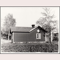 23 Bengsarvet Sunday, 6 October 1968. Omkring 1940 tillbyggdes stugan med delen till vänster och ingången förlades till vinkeln på gårdssidan. Foto: Olle Andersson. 