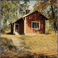 Grycksbo banvaktsstuga i september 1967. Snart ska stugan säljas på auktion och nästa år plockas ned och flyttas. Bild från Per-Åke Lindgren. Foto: Okänd. 