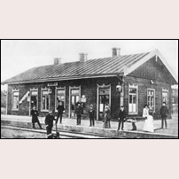 Berga station, gamla stationshuset. Bilden som är hämtad ur NOJ:s 50-årsskrift 1924 är alltså tagen före 1898. Foto: Okänd. 
