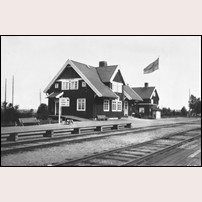Karungi station troligen omkring 1930. Bild från Sveriges Järnvägsmuseum, som daterar den till både 1920-tal och 1940-tal. Foto: Okänd. 
