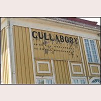 Gullaboby station den 15 juni 2013. Hallå kommunen! Det är hög tid att göra något åt målningen. Foto: Olle Alm. 