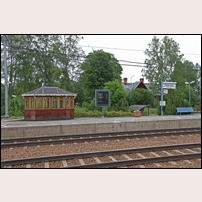 Holmsveden station den 4 juli 2012. På senare år har denna lilla byggnad fått ersätta det rivna stationshuset. Foto: Olle Thåström. 