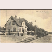 Kråksmåla station 1915. Klockan bör vara omkring 18.30 då uppgående blandade tåget nr 4 nått Kråksmåla efter att ha avgått från Mönsterås tre timmar tidigare. Under ett halvtimmeslångt uppehåll i Sandbäckshult skedde trafikutbyte med tåg mot Kalmar och Berga och dessutom mötte man nedgående blandade tåget nr 5 mot Mönsterås. Det måste ha varit en livlig verksamhet under de fem-sex minuter alla fyra tågen var inne på stationen samtidigt. Nu har 49 km avverkats och tio återstår tills man prick kl 19 når slutstationen Grönskåra. Loket på bilden är ett av de två först anskaffade, nr 7 eller 8, byggda 1902 i Falun. Foto: Okänd. 