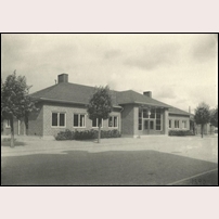 Tranås station i mitten av 1930-talet. Det nya stationshuset är nu beläget på rätt sida av spåren, mot stadens centrum. Det är en moden funkisbyggnad som fortfarande håller stilen. Bild från Sveriges Järnvägsmuseum. Foto: Okänd. 