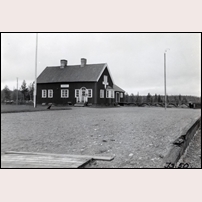 Volgsele station okänt år. En typisk inlandsbanestation med en ovanligt lång plankgång för transport av gods mellan tåget och godsmagasinet. Bild från Sveriges Järnvägsmuseum. Foto: Okänd. 