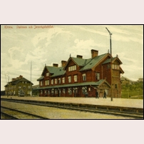 Kiruna första stationshus. Till vänster ligger Järnvägshotellet. Bilden som är tagen senast 1915, är hämtad från Sveriges Järnvägsmuseum.  Foto: Okänd. 