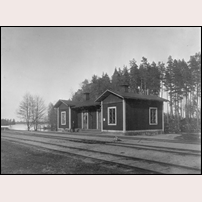 Svansbo station senast 1916. Bilden finns återgiven i KUJ minnesskrift 1916. Foto: Okänd. 