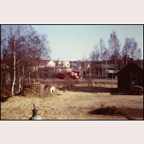 Anderstorps banvaktsstuga syns till höger. På vägen har brandbilen anlänt för att stugan ska brännas ned. Bilden är alltså tagen 1968-1969. Foto: Okänd. 