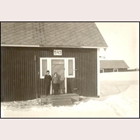 543 Kedkejokk okänt år. Banvakten Adrian Sandberg och hustrun Alma poserar för fotografen. I bakgrunden uthuset och längst till höger avträdet. Det må ha varit en besvärlig väg dit på vintern! Foto: Okänd. 
