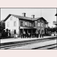 Sandviken station, andra stationshuset byggt 1868. Bilden uppges vara tagen 1910. Foto: Okänd. 