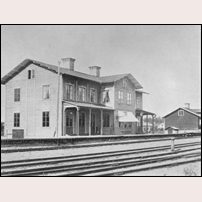 Sandviken station, andra stationshuset på en bild som uppges vara tagen på 1870-talet. Till höger ligger det första stationshuset fortfarande kvar. Foto: Okänd. 