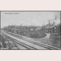 Polcirkeln station senast 1913. Till höger samma boställshus vi såg på föregående bild. Foto: Okänd. 
