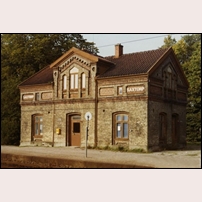 Saxtorp station på en 1970-tals bild. Det återstår inte lång tid innan byggnaden rivs. Bild från Sveriges Järnvägsmuseum. Foto: Okänd. 