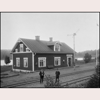 Mosstorp station 1916. På bilden poserar stationsmästare Per Bursell (1869-1951) och en okänd person. Bursell blev stationsföreståndare här 1911 och stannade kvar tills han gick i pension 1929. Bild från Sveriges Järnvägsmuseum. Foto: Okänd. 