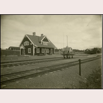 Häggenås station omkring 1915, en av Inlandsbanans många fina stationer. Bild från Sveriges Järnvägsmuseum. Foto: Okänd. 