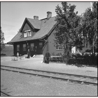 Häggenås station 1947 - 1949. Fortfarande hålls både spår och station i ett välskött och prydligt skick. Det syns dock att byggnadsunderhållet förenklats genom att de vita snickerierna målats över med röd färg. Bild från Sveriges Järnvägsmuseum. Foto: Okänd. 