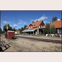 Ytterhogdal station, både den gamla och den "nya" den 19 augusti 2013. Foto: Olle Thåström. 