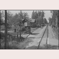 418 Ytterby i mitten av 1950-talet. Till vänster en liten kur för grindvakten, till höger ett skjul för banvaktens trampdressin. Foto: Okänd. 