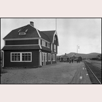 Sveg station i ursprungligt utförande. Bilden från Sveriges Järnvägsmuseum är tagen på 1910-talet. Foto: Okänd. 