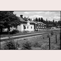 Vintjärn station den 19 juni 1967. Den gamla stavningen WINTJERN har bibehållits på stationsnamnsskylten. Foto: Jöran Johansson. 