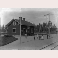 Neva station i början av 1890-talet med den ursprungliga lilla stationsstugan av Mora-Vänernmodell. Bild från Sveriges Järnvägsmuseum. Foto: Harald Eriksen, Skövde. 