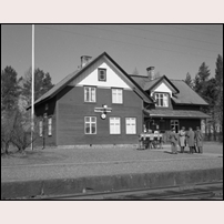 Neva station omkring 1959. Stationshuset uppfördes av SJ efter statsövertagandet av banan 1917. Foto: Okänd. 