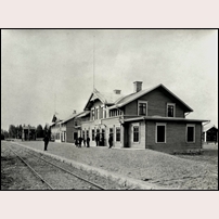 Vansbro station, gamla stationshuset som någon gång mot slutet av 1890-talet brann ned. Huset närmast bakom stationshuset är Järnvägshotellet. Bild från Sveriges Järnvägsmuseum. Foto: Okänd. 