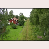 698 Lesjöfors den 23 juli 2005. Till höger om stugan ligger faktiskt spåret av "Sveriges kulturväg mot norr" kvar. Foto: Jöran Johansson. 