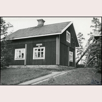 251B Myrheden troligen omkring 1950. Till höger om huset står ett luftbevakningstorn. Sådana byggdes under andra världskriget i stort antal och bemannades framför allt av lottor i luftbevakningstjänst. Bild från Sveriges Järnvägsmuseum. Foto: Okänd. 