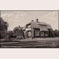 Järnforsen station på ett vykort postgånget 1954. Järnvägens nedgång har börjat även om det inte syns här och det kommer att gå fort. Persontrafiken läggs ned 1961 och den ringa godstrafiken tynar så småningom bort.  Foto: Leif Wirén. 
