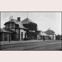 Munkaljungby station med banvaktsstugan Munkaljungby längst bort. Bild från Sveriges Järnvägsmuseum. Foto: Okänd. 