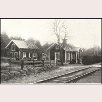 Knaperåsen, banvaktsstuga nr 30 vid Uppsala-Gävle järnvägar, senare nr 660 vid SJ. Bilden hämtad ur UGJ 50-årsskrift och är alltså tagen senast 1924. Foto: Okänd. 