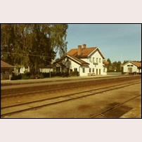 Mariannelund station på 1960-talet. Här är både stationshuset och godsmagasinet målat i en mycket ljust gul färg. Bild från Sveriges Järnvägsmuseum. Foto: Okänd. 