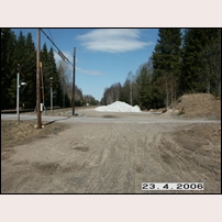 333 Anderstorp låg på den öppna ytan bortom den korsande landsvägen. Till höger ligger ännu en jordkällare kvar. Bilden är tagen den 23 april 2006. Foto: Jöran Johansson. 