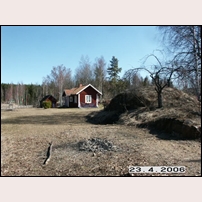 340 Öna den 23 april 2006. Stugan har ett mycket trevligt öppet läge i småkuperad omgivning. Till höger ligger en jordkällare. Foto: Jöran Johansson. 