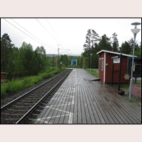 Erikslund hållplats den 26 maj 2014. I bakgrunden syns bron över Ljungan. (Diverse klotter har retuscherats bort). Foto: Jöran Johansson. 