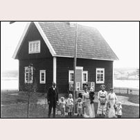600 Korsta 1913. På bilden ser vi banvakten Frans Karlsson Höglund med familj. Foto: Erik Olof Byström. 