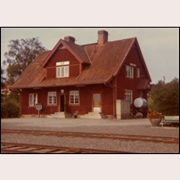 Lit station 1970-tal. Notera den trevliga blomkrukan invid soffan. Bild från Sveriges Järnvägsmuseum. Foto: Okänd. 