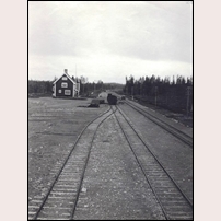 Gisselås station okänt år. Bilden kommer från Sveriges Järnvägsmuseum och uppges vara tagen i maj
1914 men även  1928. Det förstnämnda året förefaller mest sannolikt, då stationen ser alldeles ny ut (den öppnades i december 1912). Foto: Okänd. 