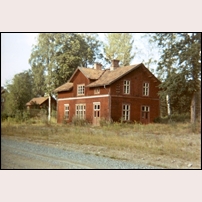 Nyhyttan station den 9 augusti 1970. Skärmtaket har försvunnit, i övrigt är byggnaden helt oförändrad sedan trafiktiden. Foto: Hans Johansson. 